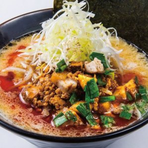 中太麺に赤いスープが絡みつき山椒の香りが食欲をそそる一杯