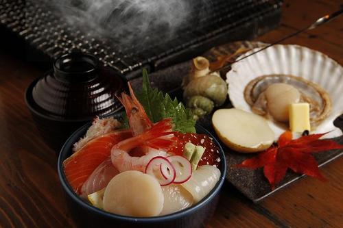 北の山海の幸を豪快に炭火焼き