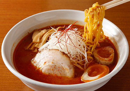 旨みの中に際立つ辛さ!ハマる人続出の、辛吉めん