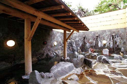 薬湯や露天など多彩な湯が評判。ふらりと手ぶらで行けるのも魅力