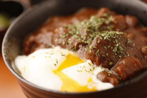 ありそーでなかった！人気ＮＯ.１（まかない出身）ビーフシチュー丼550円