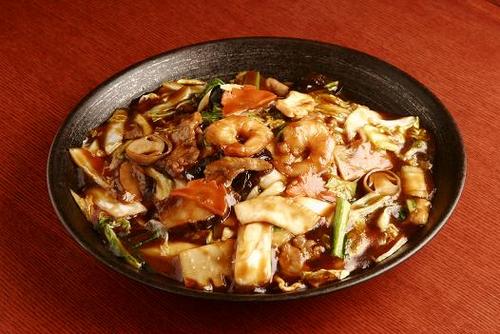 五目あんかけ焼きそば（醤油味）890円がランチタイムは790円に！