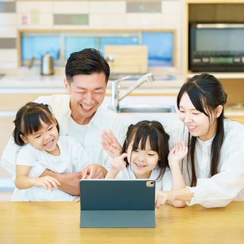 ニコニコ笑顔で大きく成長！英会話は幼少期から！