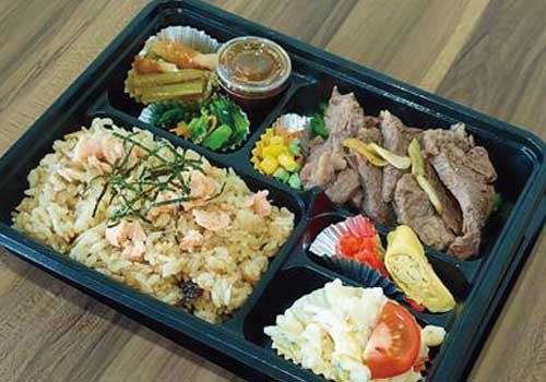 たっぷりのお肉でパワーチャージ！お弁当と定食を多数取りそろえ