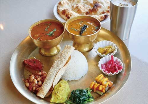 彩り豊かな野菜と、ネパール各地のスパイスの香りが食欲をそそる