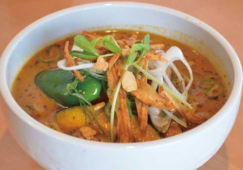 彩り豊かな野菜と、スパイスの香りが食欲をそそる