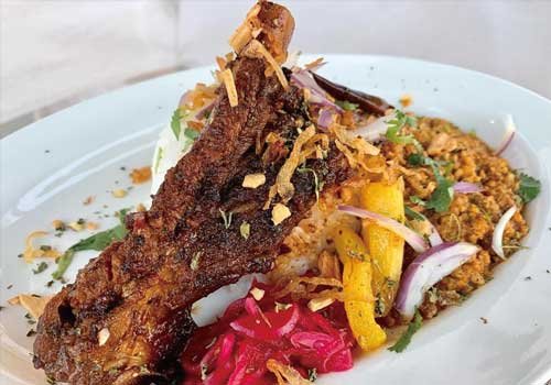 骨付肉をガブッと豪快に 見た目も味も大満足！