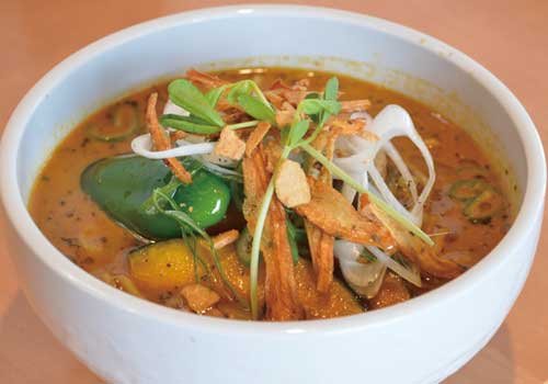 彩り豊かな野菜と、スパイスの香りが食欲をそそる