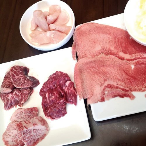 ①会計から15％OFF　②牛肉5種盛り合わせ5,000円相当が 3,980円に