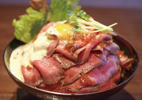 ローストビーフもタレも店内で一から調理！