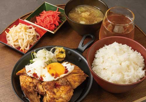 とろ～り半熟目玉焼きが絡むほろほろチャーシューで心も満たす幸せ定食