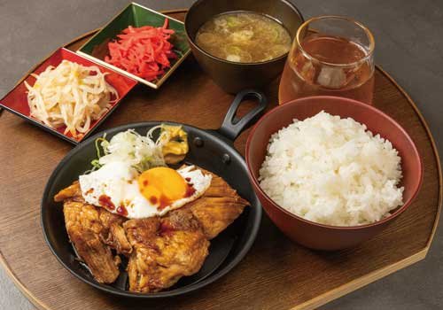 とろ～り半熟目玉焼きが絡むほろほろチャーシューで心も満たす幸せ定食