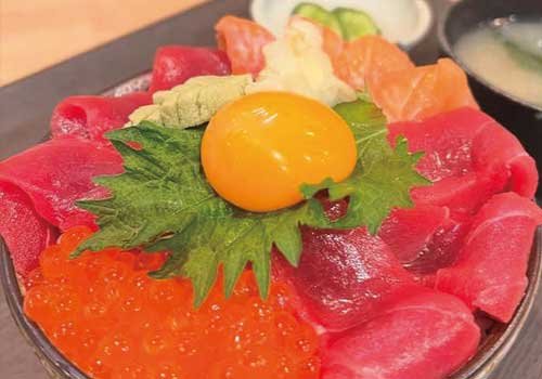 新鮮で肉厚な海鮮と豊富な日本酒が自慢！