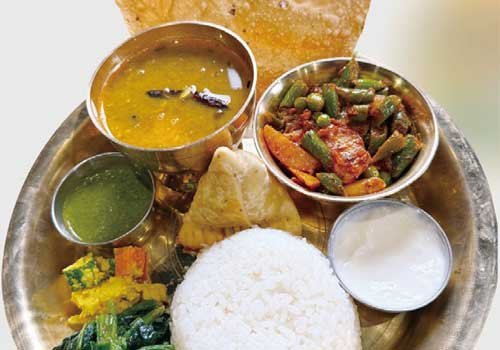 カレー単品でもセットでもナンorライスが食べ放題！