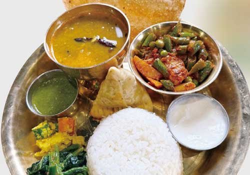 カレー単品でもセットでも ナンorライスが食べ放題！