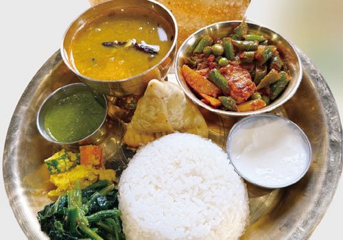 カレー単品でもセットでもナンorライスが食べ放題！カウンター席・テーブル席・小上がり席完備！