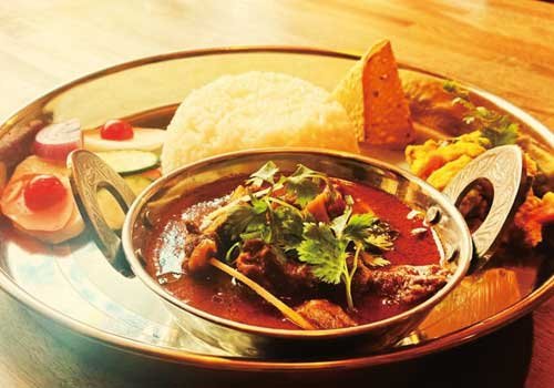 腕利きシェフ、ナラヤン氏が作るネパールの国民食『マスバット』