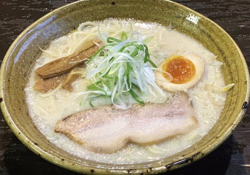 散らされた背脂が雪景色を思わせる まろやかでコクのある味わい