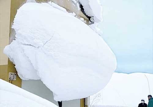 滝のように雪が落ちる新時代 の雪落とし『ナイアガラカット』