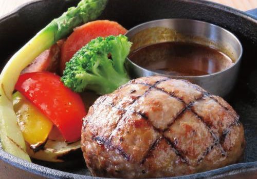 国産牛肉をぜいたくに使用した肉々しさが人気の看板メニュー！
