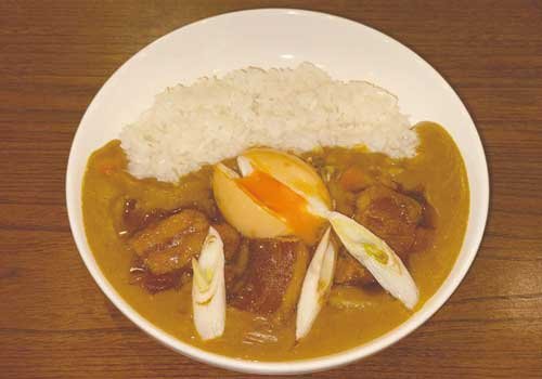 昔ながらの雰囲気の店内と古き良き時代の黄色いカレーが特徴 和食と中華の技術を取り入れた豚角煮は必食！