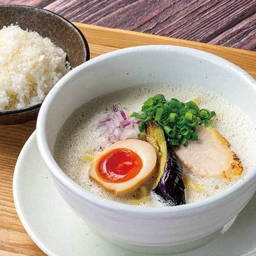煮卵or替玉or鶏チャーシュー1つ無料！