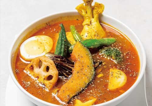 じっくり煮込んだスープに、彩り野菜とほろほろチキン