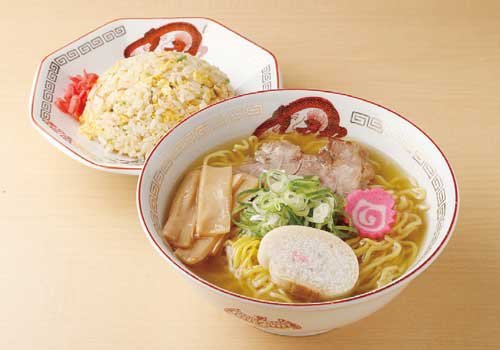 お客さんの多くが注文するきちりんの代表格チャーハンセット