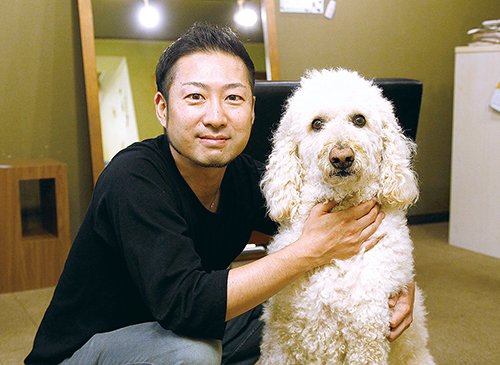 スタンダードプードルの看板犬「アフロ君」がお出迎えの美容室