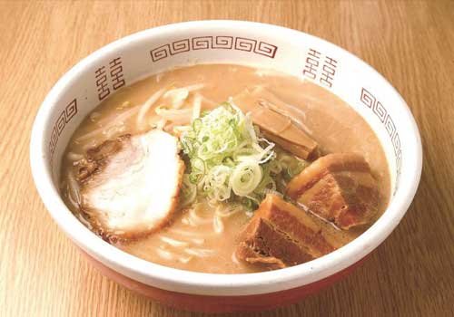 トロトロ角煮がたまらない、老舗の一杯 お手頃価格で食べ応え十分！