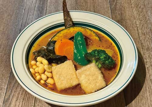 ヘルシーなのにこの満足感！揚げ豆富が運ぶ、冬のご褒美カレー