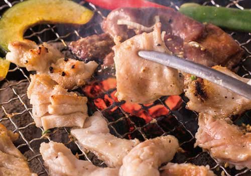 炭火の香りが食欲をそそる本格炭火焼肉をリーズナブルに！