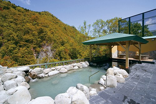 源泉かけ流しの天然温泉。開放感が心地よい露天風呂で心も体も癒やしましょう！