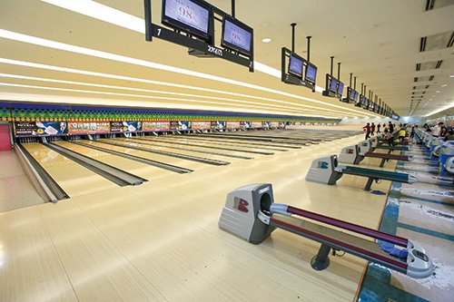 みんなで楽しむならやっぱりボウリング ！