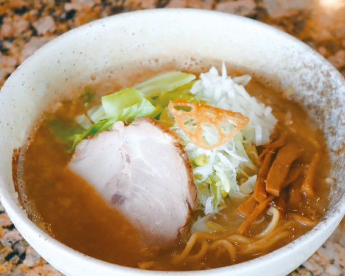 まぐろと豚骨ベースのスープに 自家製魚醤の豊かな味わい