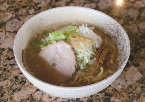 まぐろと豚骨ベースのスープに自家製魚醤が絡みつく！