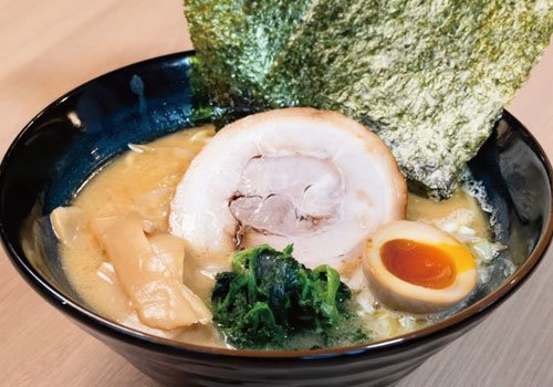 まろやかな舌ざわりのスープと太麺が相性バツグンの一杯