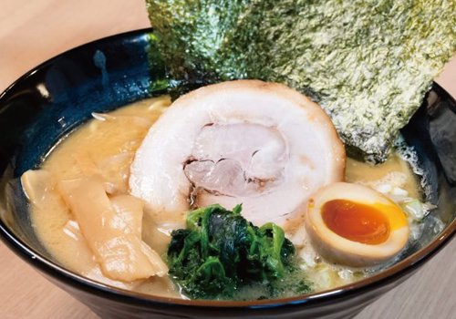 まろやかな舌ざわりのスープと太麺が相性バツグンの一杯