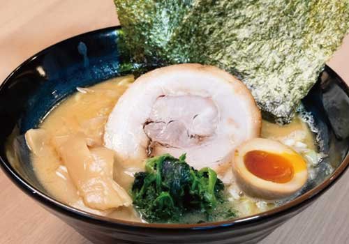 まろやかな舌ざわりのスープと太麺が相性バツグンの一杯