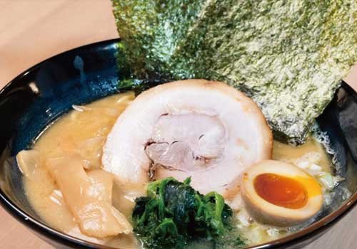 まろやかな舌ざわりのスープと太麺が相性バツグンの一杯