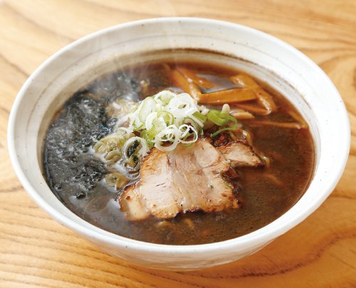 いつまでも人気が衰えない旨味超凝縮の醤油ラーメン