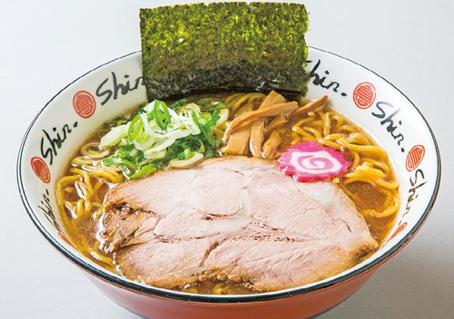 豚骨、野菜、2種類のにぼしを合わせた清白湯スープが特徴