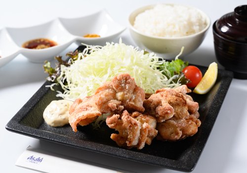 じっくり12時間漬け込んだボリューム満点鶏唐揚げ定食！
