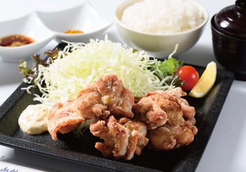 じっくり12時間漬け込んだボリューム満点鶏唐揚げ定食！