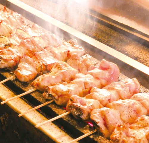 備長炭で焼き上げる熱々の串に舌鼓！