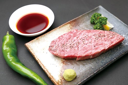 黒毛和牛、神戸牛上カルビが980円で。特別な日に食べたいのが遊山亭