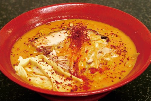 豚骨と鶏ガラの濃厚白湯スープと特製スパイスの辛味が効いた一杯