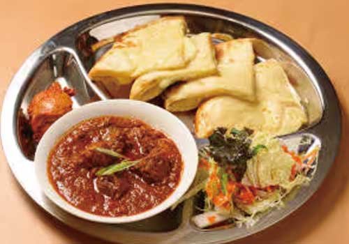 カレー注文でナンが食べ放題！本場ネパールの職人が作るカレー！