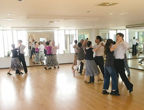 気軽に通えるアットホームな社交ダンス教室です♪