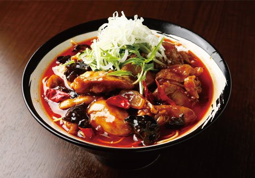 本場香港の地元で大人気メニュー「鶏煲」 辛くて痺れる火鍋麺